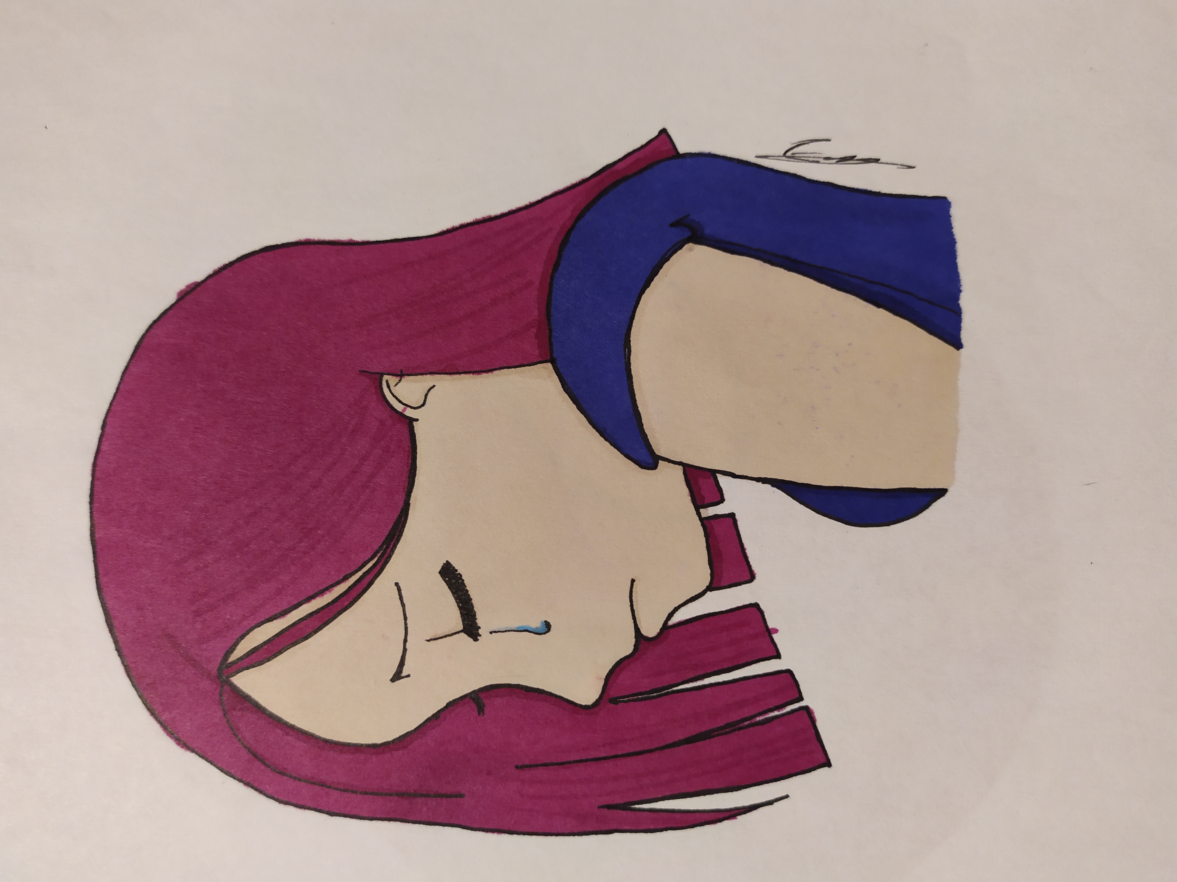Jeune fille triste avec les cheveux violets